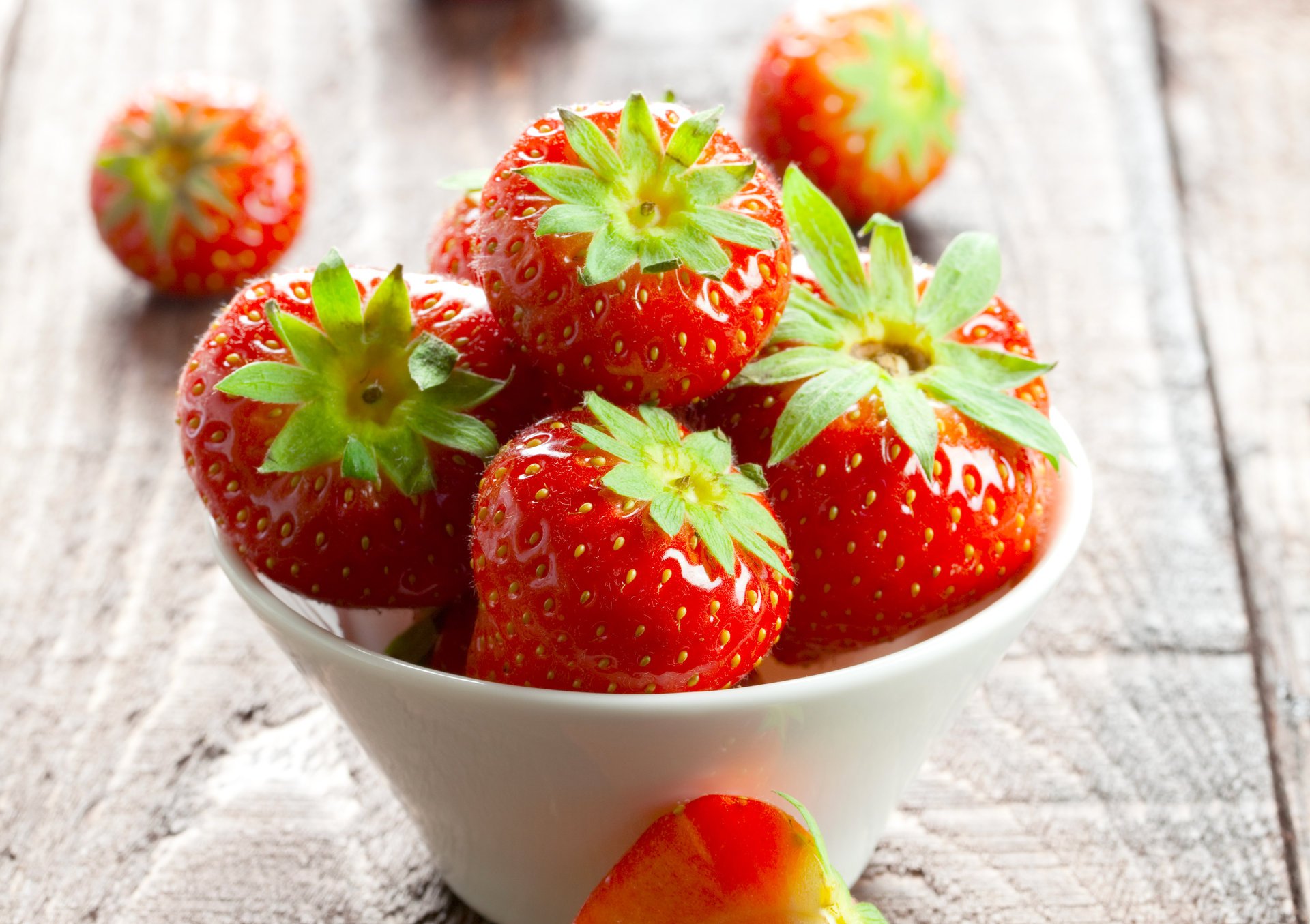 trawberry berries red summer bowl table