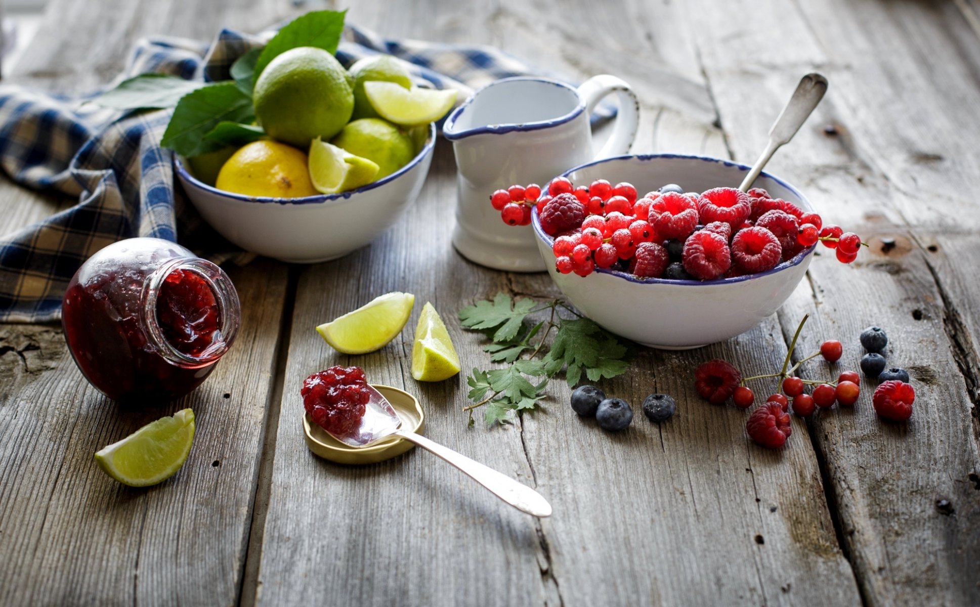 frambuesa arándano grosella rojo bayas limón lima cítricos fruta mermelada mermelada tarro cuchara