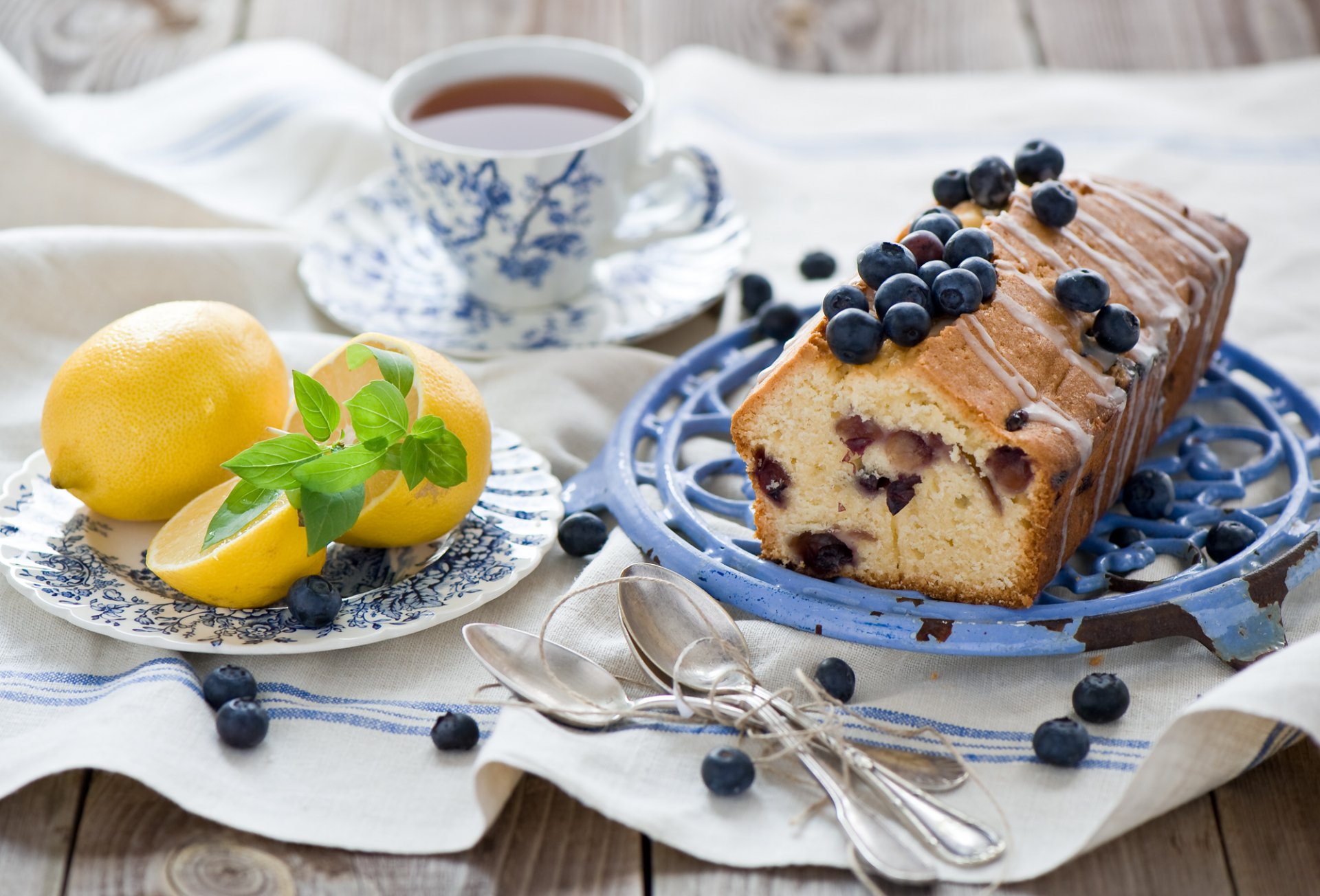 magdalena pasteles arándanos bayas limón cítricos fruta té cucharas comida dulce postre