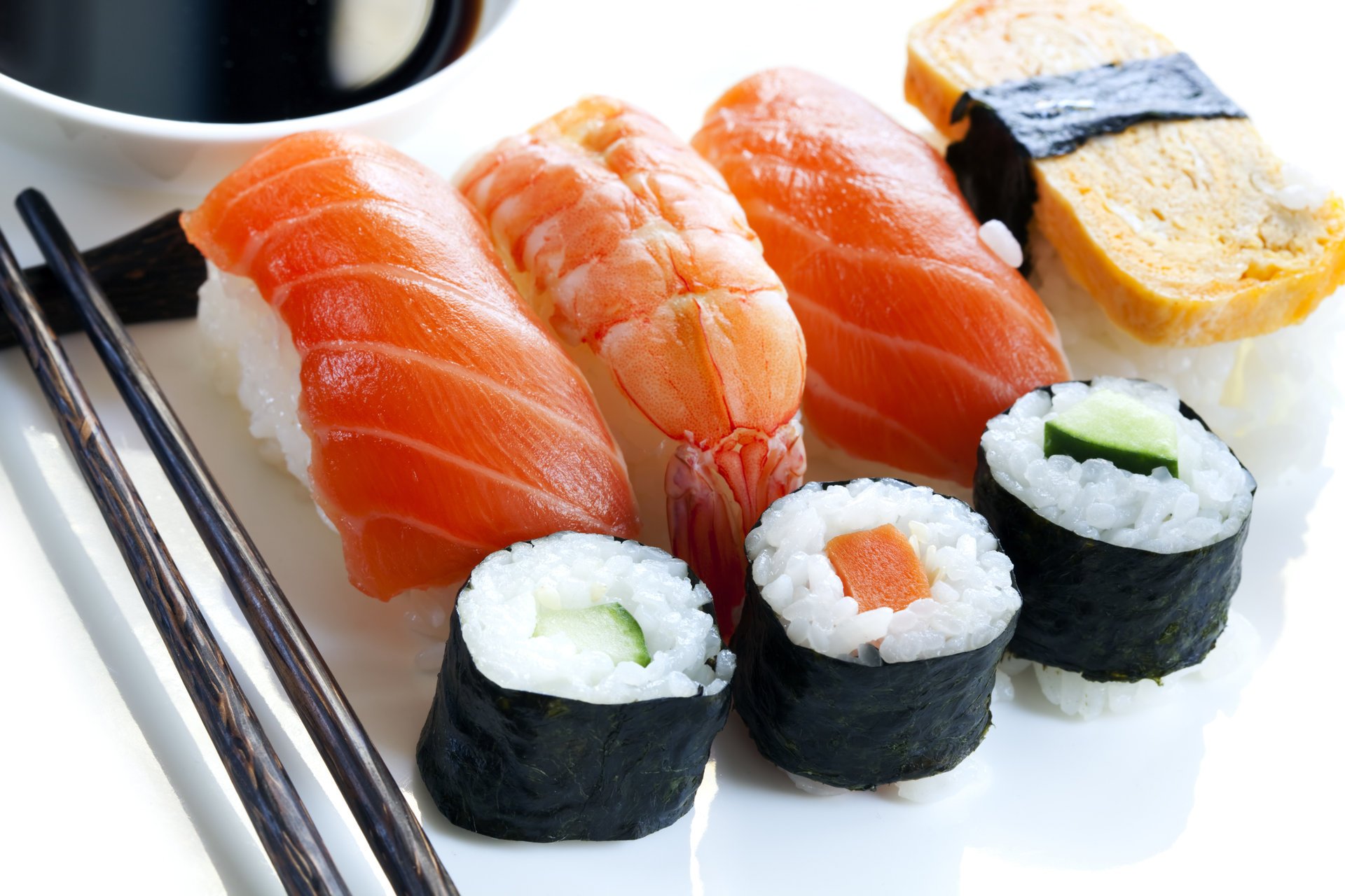 sushi japon japon alimentaire sushi rouleaux sashimi cuisine japonaise fruits de mer poisson rouge saumon crevettes crevettes tigrées tranches riz tofu bâtonnets