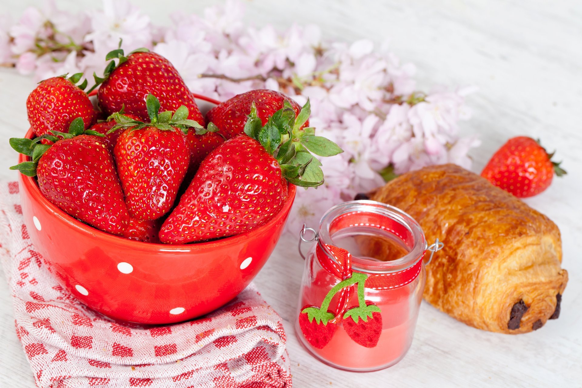 fragola piatto bacche rosso vaso fiori cottura croissant panino cioccolato cibo colazione