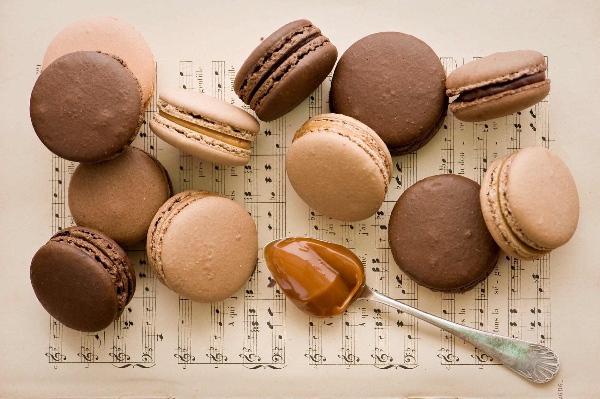 biscotti dessert macaron amaretto cioccolato cucchiaio caramello quaderno spartiti anna verdina