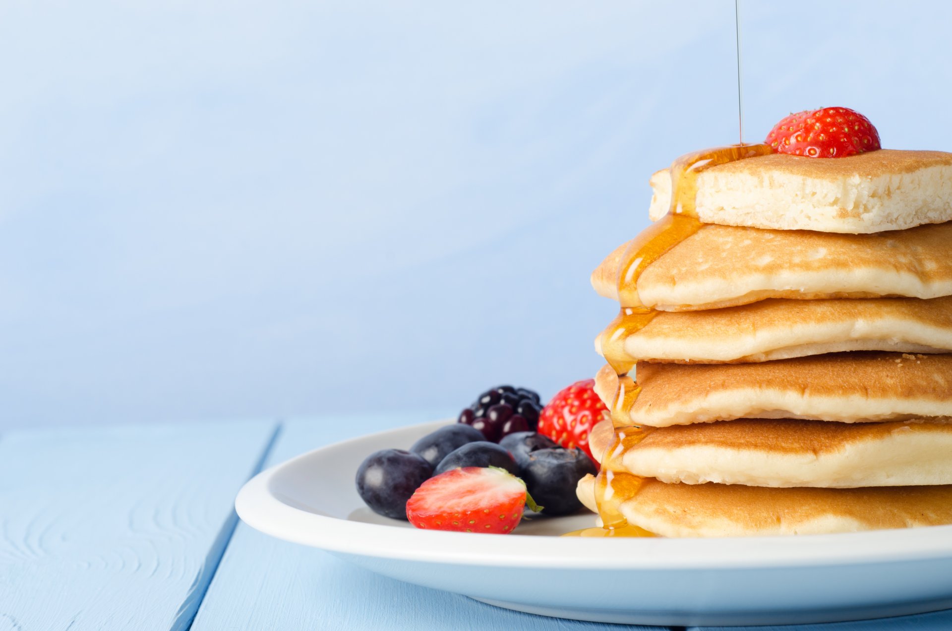 pfannkuchen pfannkuchen pfannkuchen essen beeren erdbeeren blaubeeren brombeeren honig teller