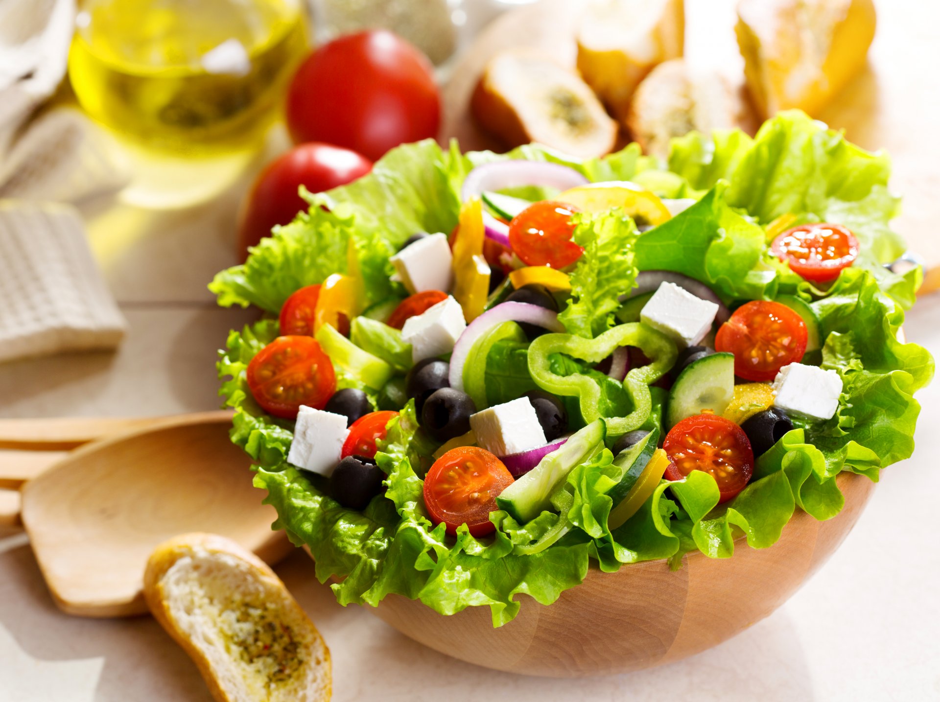 alad greek vegetables cucumber pepper tomatoes leaves olives cheese food dish bread baton oil