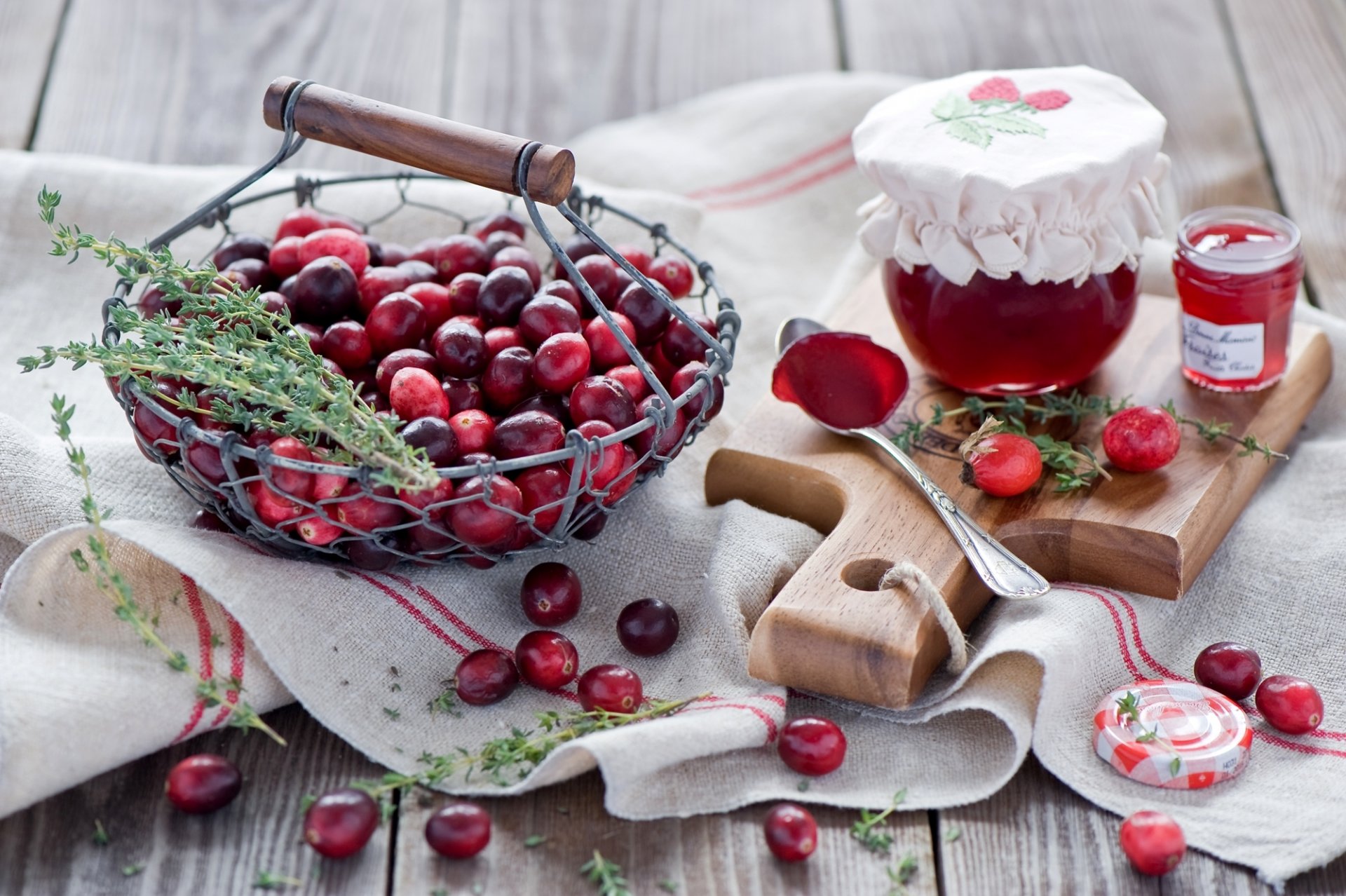 mirtillo rosso bacche rosso marmellata marmellata vasetti cucchiaio rosa canina cesto tavola natura morta anna verdina