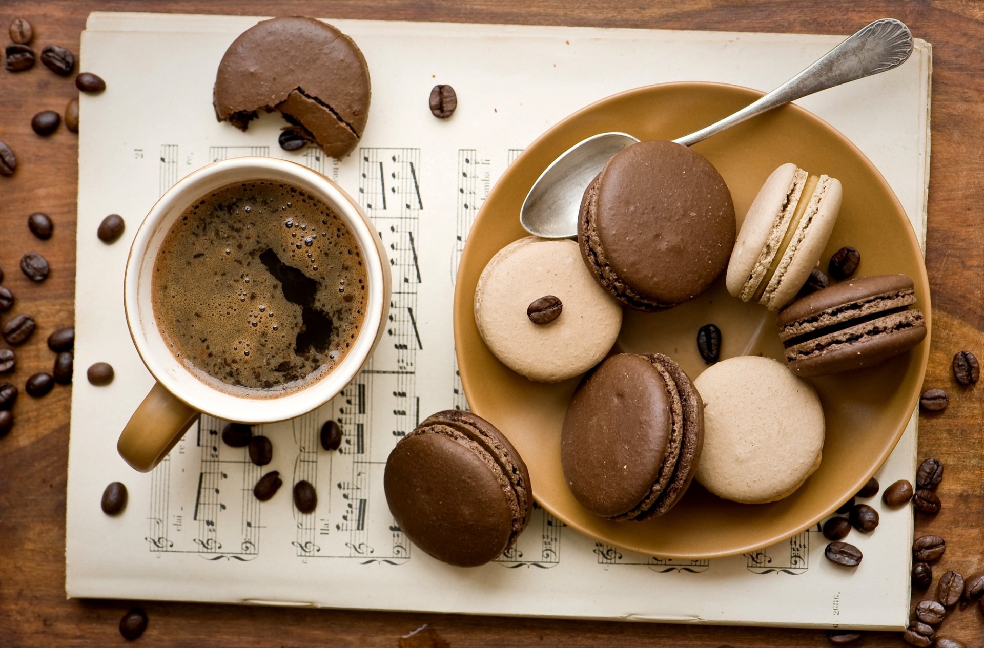 kaffee tasse getreide kekse macaron makkaroni schokolade teller löffel notizbuch noten anna verdina