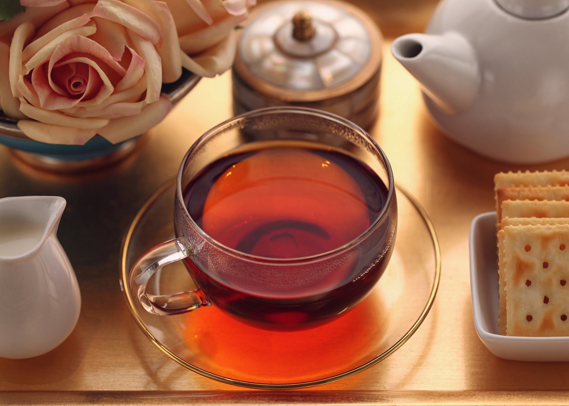 tè tazza latte biscotti colazione rose tavolo