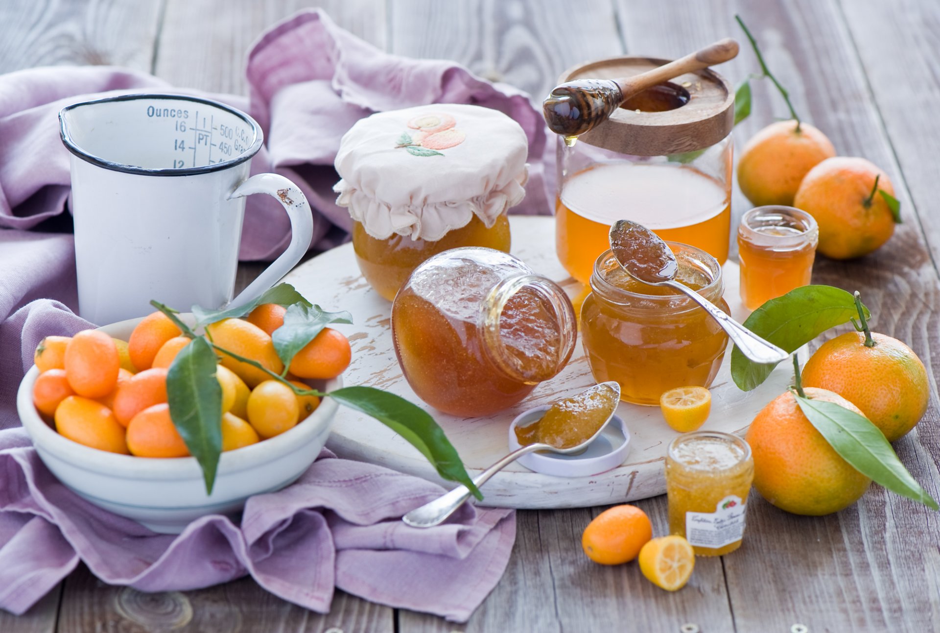 marmellata marmellata vasetti cucchiai mandarini kumquat frutta arancia agrumi foglie fette natura morta inverno anna verdina