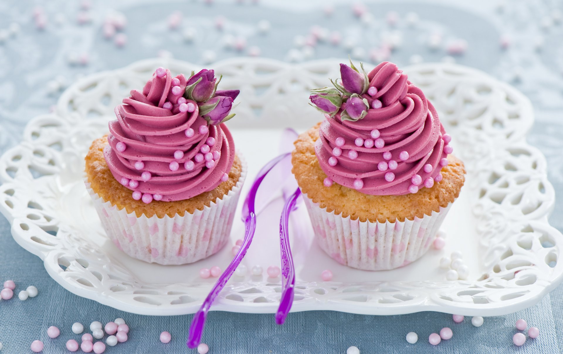 muffins creme rosa blumen dessert gebäck süßigkeiten süß löffel tablett anna verdina