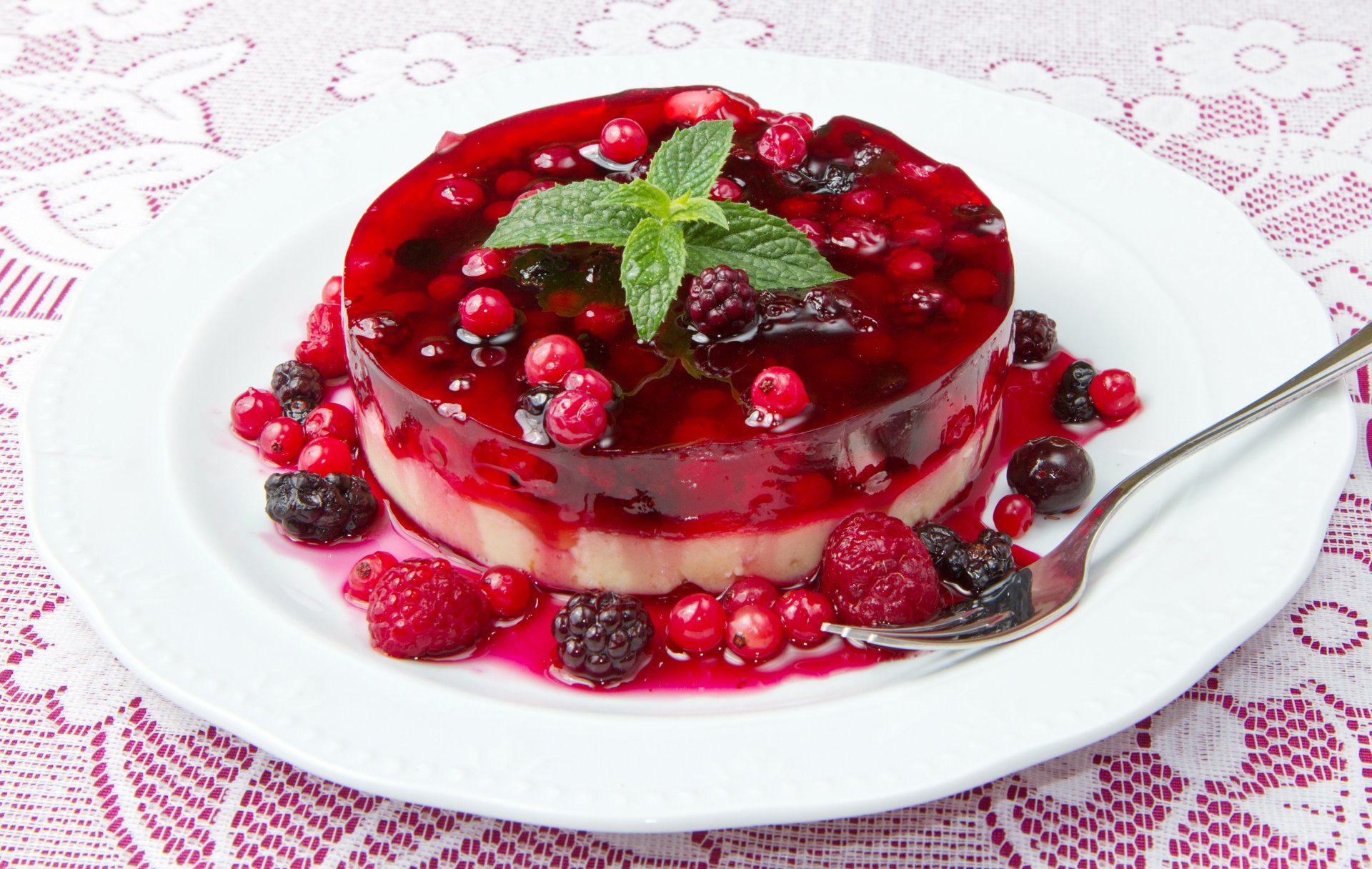 kuchen gelee beeren himbeeren brombeeren johannisbeeren dessert süß süßigkeiten