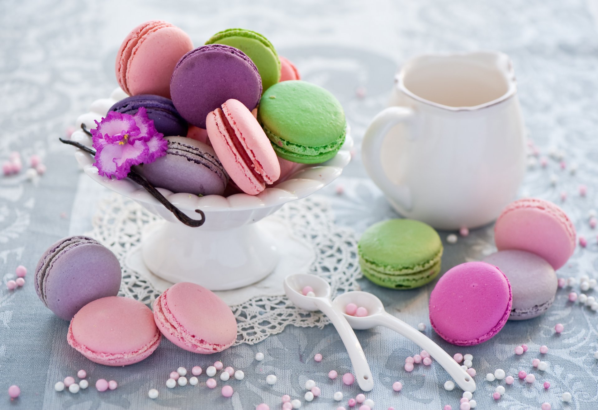 biscuits assortiment dessert macaron macaron multicolore cuillères vaisselle anna verdina