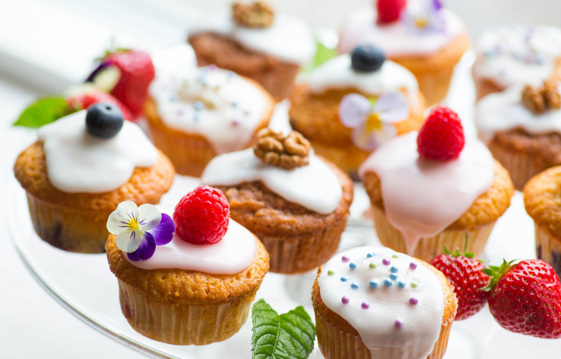 postre pastel dulce comida fresas arándanos frambuesas crema alimentos frambuesas muffins magdalenas flores