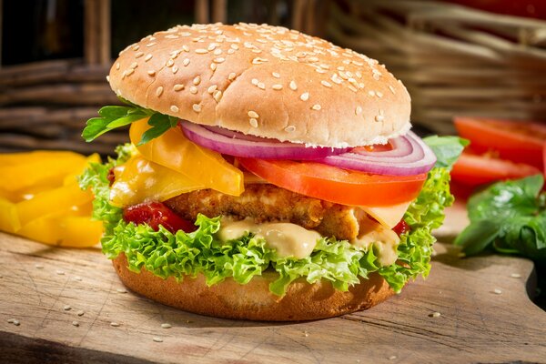 Hamburger appétissant avec des légumes verts brillants