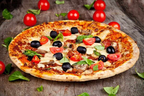 Pizza with tomatoes, mushrooms and olives