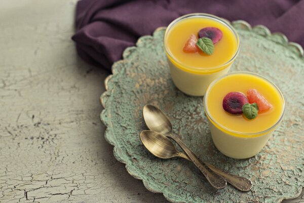 Dos cócteles en una bandeja de fruta y hoja