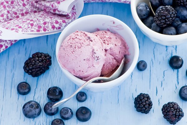 Gelato ai frutti di bosco. mora. mirtilli. i dolci