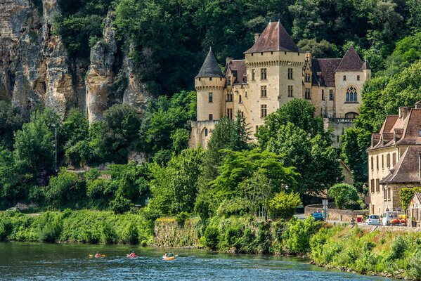Старинный замок во Франции на побережье