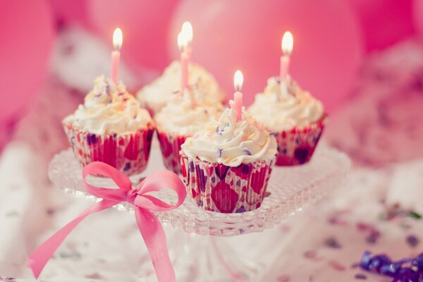 Meravigliosi cupcakes festosi con candele