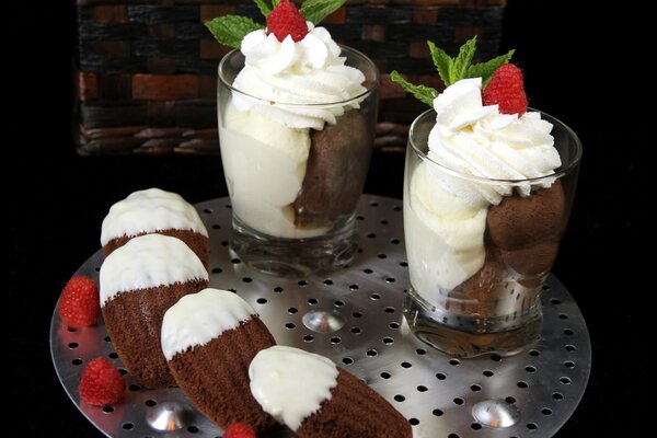 Sweet pies in mugs on a tray