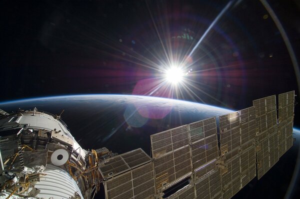 Nave espacial Soyuz en el fondo de la tierra y el sol