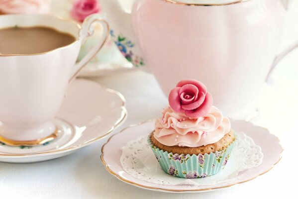 Eine Rose aus Sahne. Kuchen. cupcake mit rosa Sahne