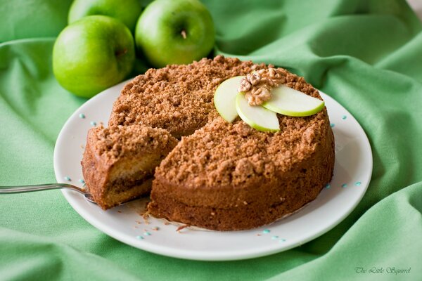 Delicioso postre. pastel de nueces y rodajas de manzana