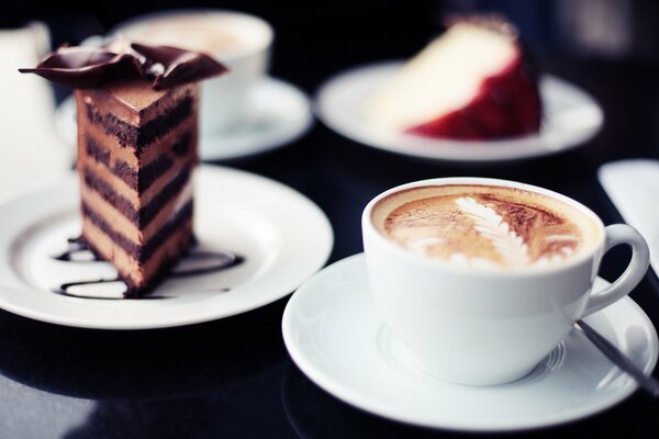 Cappuccino con una rebanada de pastel de chocolate