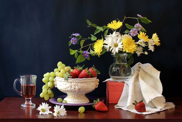 Stillleben mit einer Vase mit Früchten und einem Blumenstrauß