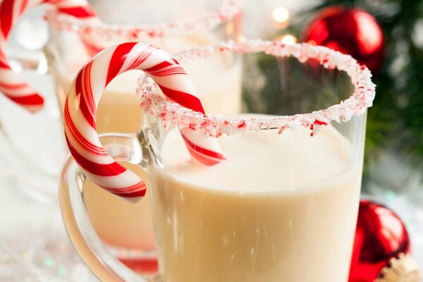 Weihnachtsdessert mit gestreiften Süßigkeiten