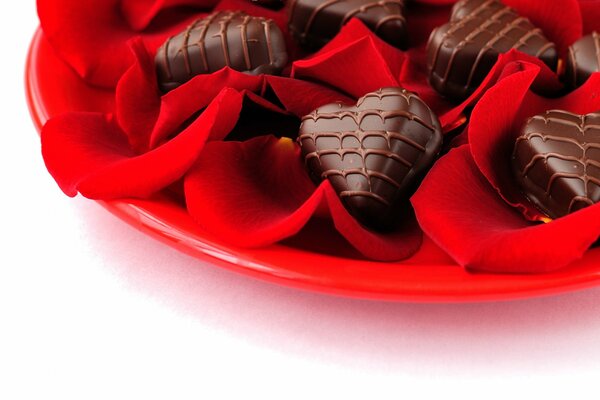 Caramelo de chocolate en forma de corazón en un plato rojo