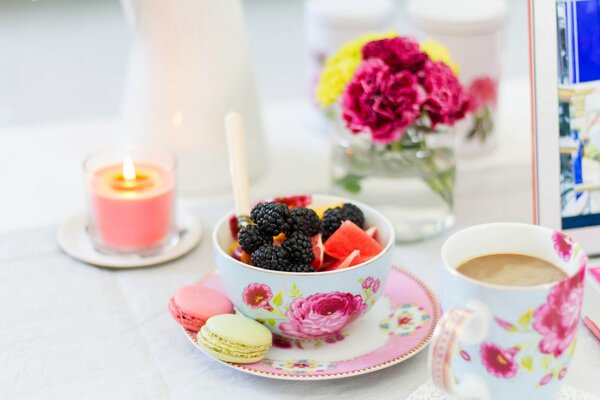 Tasse Kaffee mit Beeren, Früchten und Nudeln