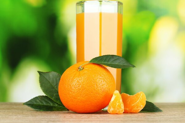 Frisch gepresster Orangensaft in einem Glas
