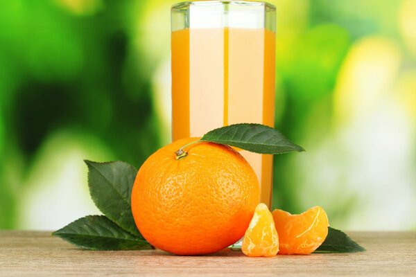 Jus d orange fraîchement pressé dans un verre