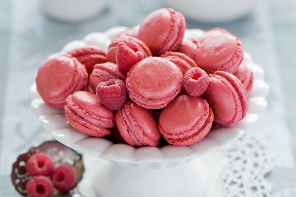 Dessert rosa con bacche di lampone