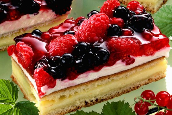 Kuchen mit Himbeerbeeren und schwarzen Johannisbeeren