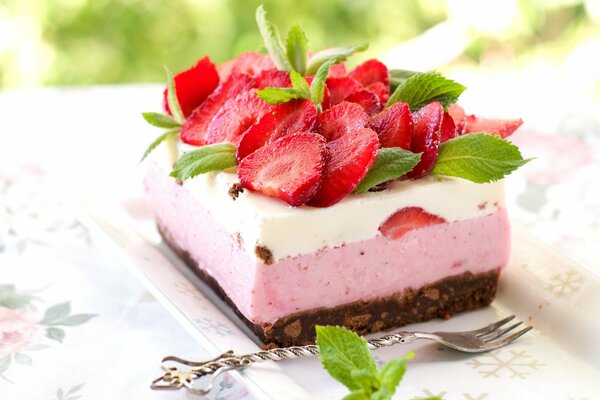 Torta di fragole con fragole e menta. dessert arioso