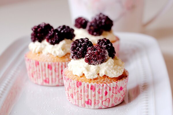 Leckere cremige Muffins mit Beeren