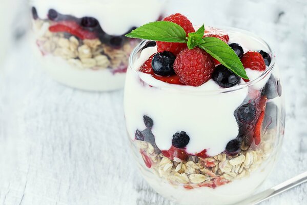 Müsli mit Beeren auf dem Desktop. Helle