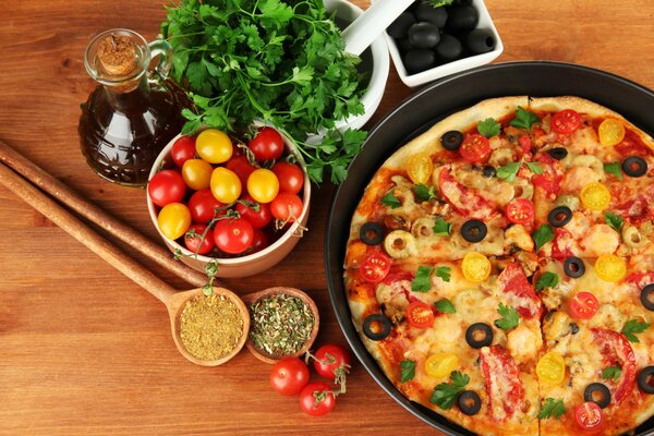 Pizza appetitosa con pomodorini e olive nere