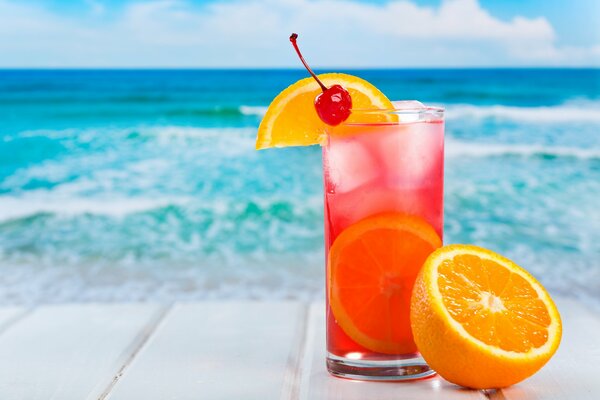 Erfrischender Cocktail am Meer