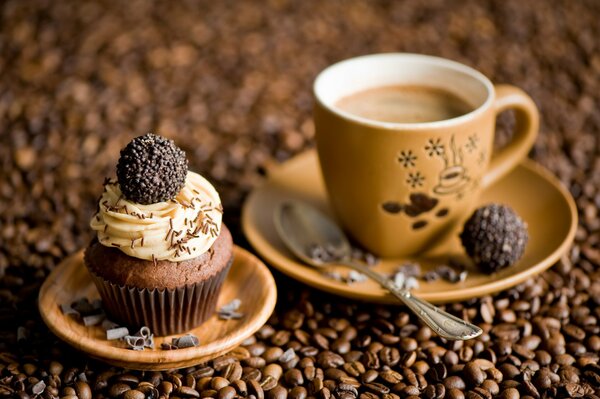 Café parfumé avec cupcake au chocolat