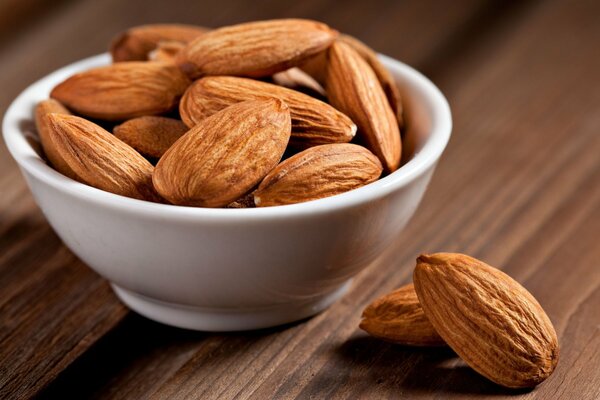 Almendra. nueces. buena comida. plato de almendras