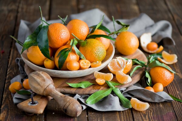 Mandarines et kumquat sur une table en bois