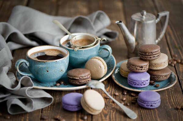 Beau fond d écran avec deux tasses de café et des macarons tendres