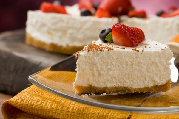 Rebanada de tarta de queso con arándanos y fresas