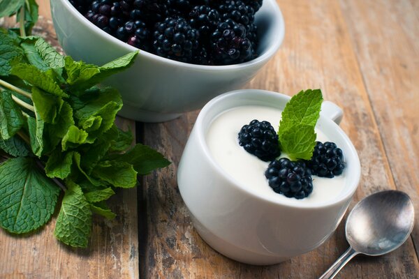 Yogur con arándanos y leche