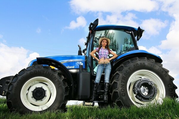 Village Babe dans un chapeau sur un tracteur