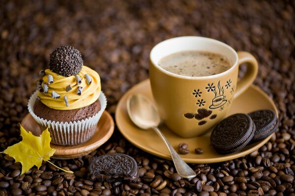 Утренний кофе с кофейными десертами