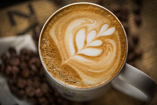 Tasse de cappuccino blanche avec motif