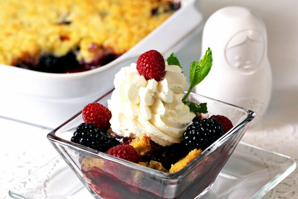 Ein köstlicher Kuchen, der mit Beeren in einem transparenten Beutel verziert ist